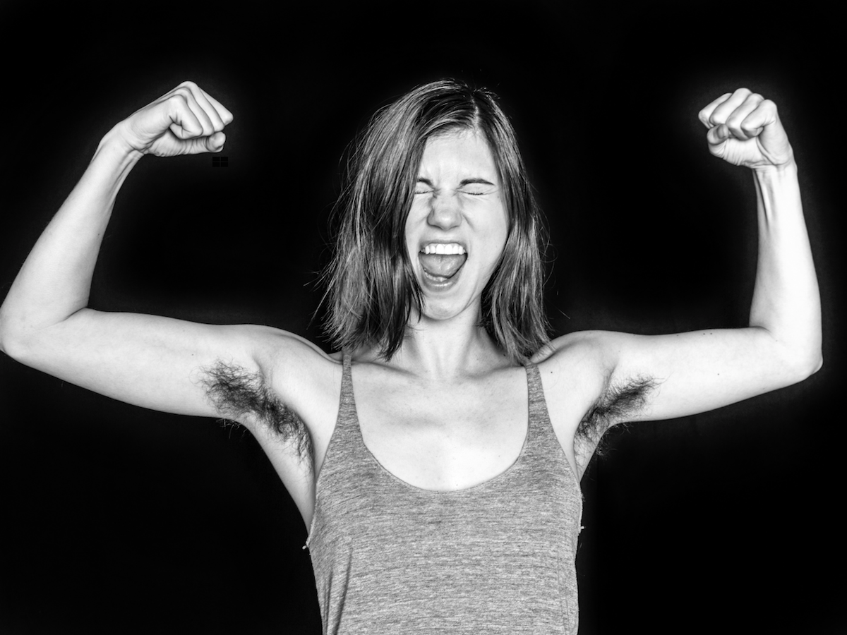 Il photographie des femmes aux aisselles poilues et casse les codes de la beauté féminine au